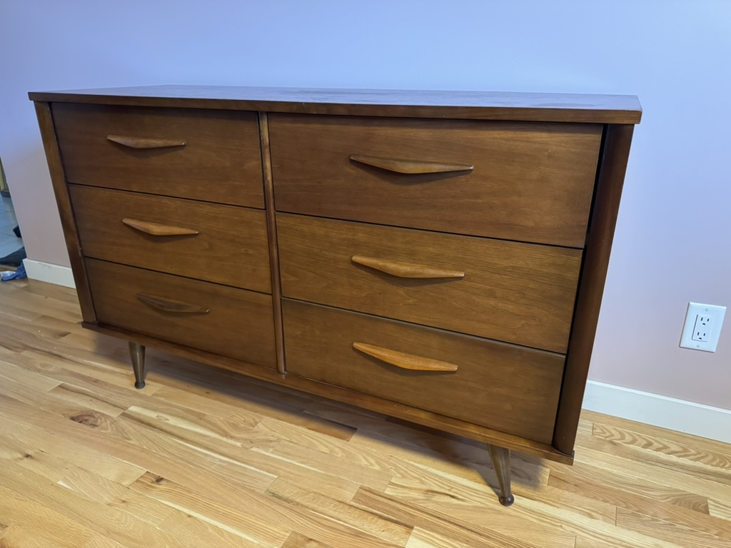 973B697D-E803-45AE-AED7-081252B33C7C_1_105_c 6 Drawer Walnut Dresser